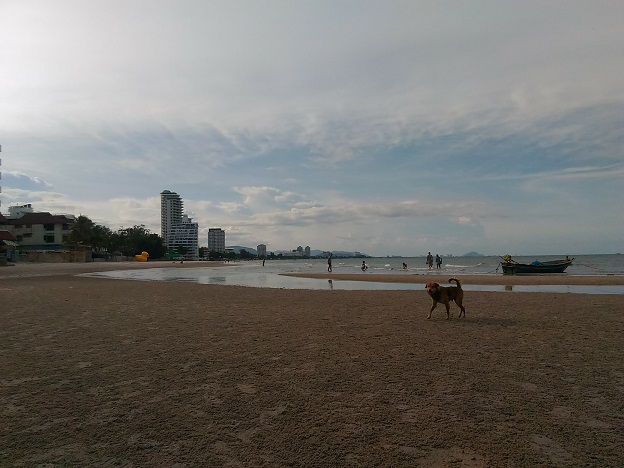 Hua Hin Beach. Rent a place near the most famous beach in Prachuap Khiri Khan Province.